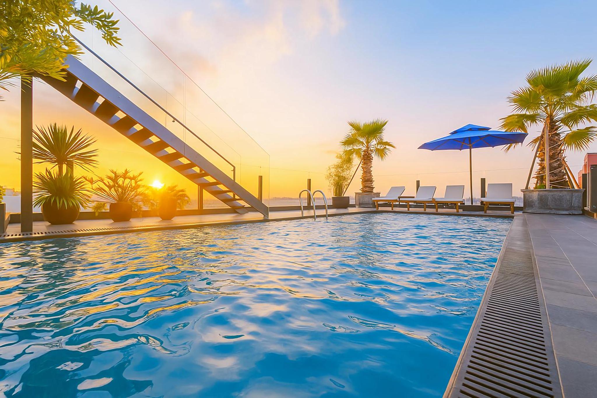 MAY DE VILLE Crown Hotel